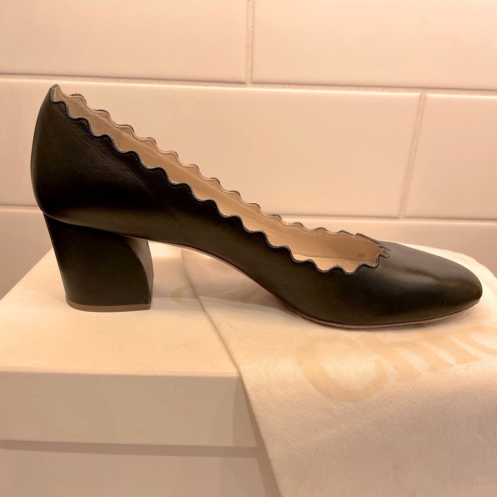 Gorgeous authentic Chloe scalloped navy pumps. Size 37.5 EUC